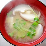 豆腐しいたけ、かいわれ大根の味噌汁